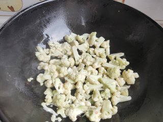 素炒菜花的做法步骤：4