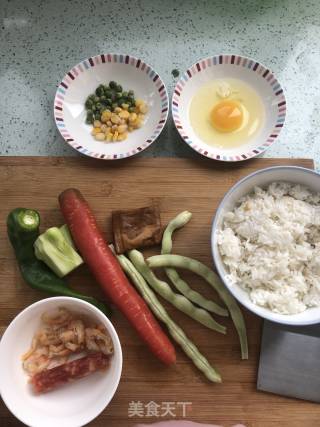 五彩丁丁炒饭的做法步骤：1