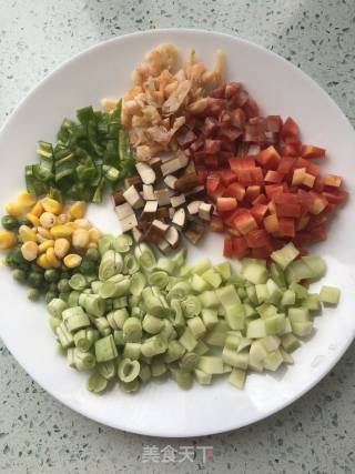 五彩丁丁炒饭的做法步骤：2