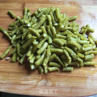 青椒炒酸豆角的做法步骤：1