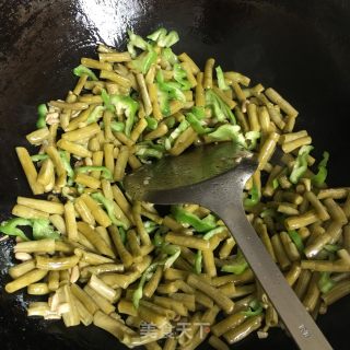 青椒炒酸豆角的做法步骤：5