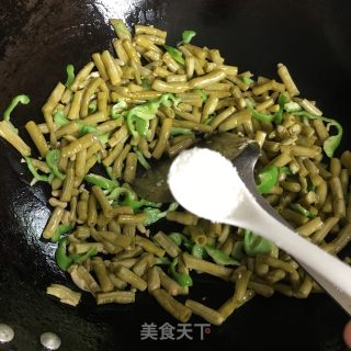 青椒炒酸豆角的做法步骤：6