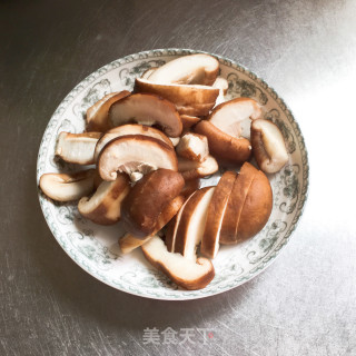 肉末香菇炒韭菜的做法步骤：2