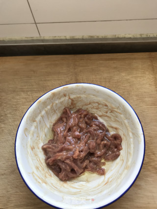 葱香牛柳的做法步骤：1