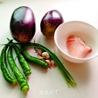 青椒肉末茄子条的做法步骤：1
