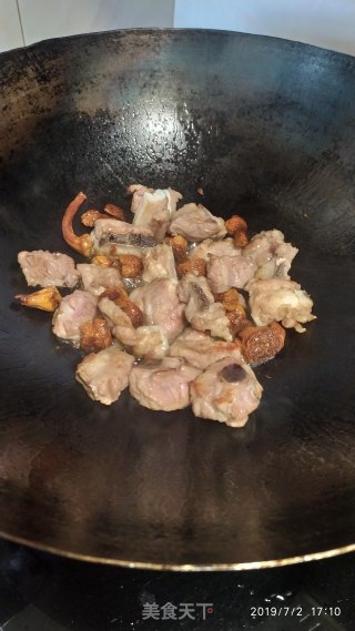 排骨焖菜干的做法步骤：2
