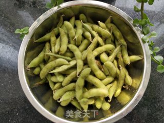 辣椒花椒咸毛豆的做法步骤：1