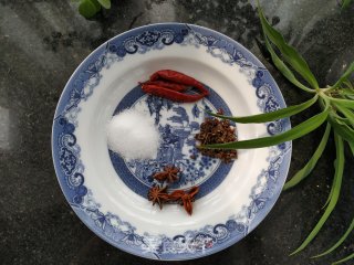 辣椒花椒咸毛豆的做法步骤：2