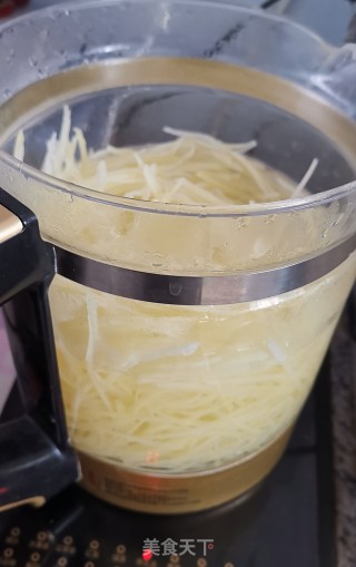 凉拌酸辣土豆丝的做法步骤：2