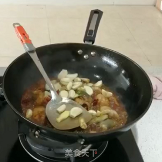 鮰鱼的做法——红汤炖肥鱼的做法步骤：2