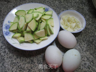 西葫芦炒鸭蛋的做法步骤：1