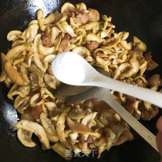 五花肉烧瓠子干的做法步骤：7