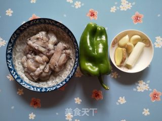 青椒炒海兔的做法步骤：1