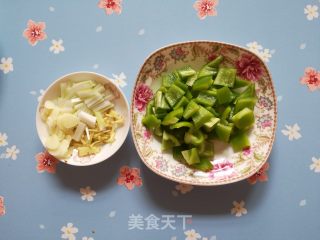 青椒炒海兔的做法步骤：2