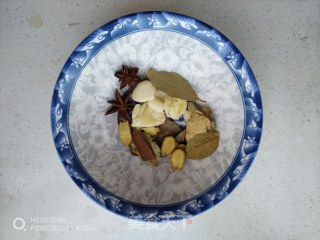 砂锅红烧肉（排骨）的做法步骤：1