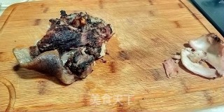 香辣腊猪头的做法步骤：1