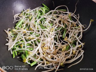 芦笋炒豆芽的做法步骤：2
