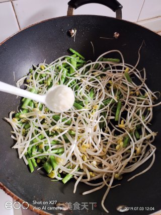 芦笋炒豆芽的做法步骤：3