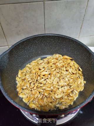 韭菜炒河虾的做法步骤：3