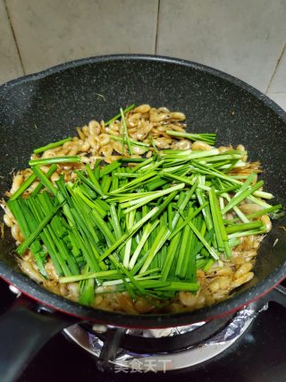 韭菜炒河虾的做法步骤：4