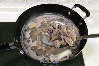 番茄土豆牛腩汤的做法步骤：3