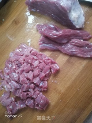 牛肉丁炒土豆玉米粒的做法步骤：1