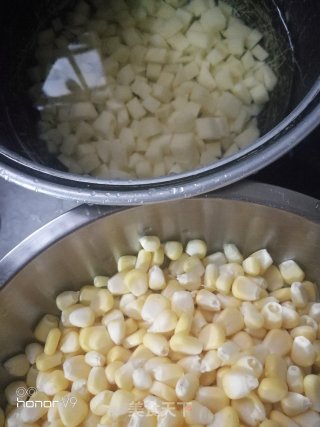 牛肉丁炒土豆玉米粒的做法步骤：2