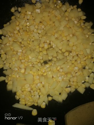 牛肉丁炒土豆玉米粒的做法步骤：5