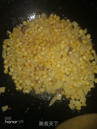 牛肉丁炒土豆玉米粒的做法步骤：6