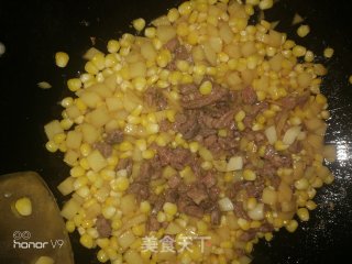 牛肉丁炒土豆玉米粒的做法步骤：7