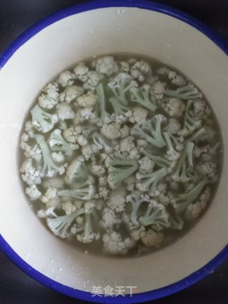 彩椒炒菜花的做法步骤：3