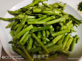 虾仁炒芦笋的做法步骤：2