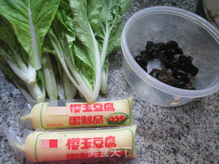 黑木耳樱玉豆腐煮小白菜的做法步骤：1