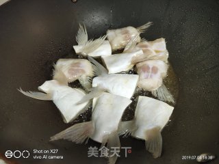 嫩姜焖巴沙鱼鳍的做法步骤：3