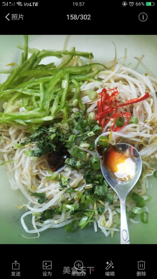 炝拌绿豆芽花生米的做法步骤：2
