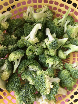 香菇蚝油西兰花的做法步骤：1