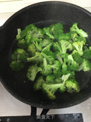 香菇蚝油西兰花的做法步骤：3