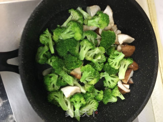 香菇蚝油西兰花的做法步骤：6
