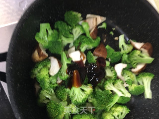 香菇蚝油西兰花的做法步骤：7