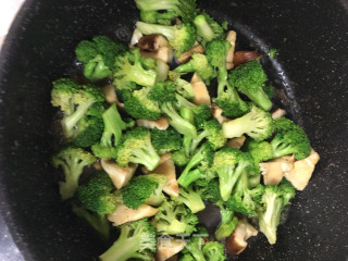 香菇蚝油西兰花的做法步骤：8