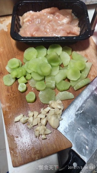 鸡胸肉炒窝笋的做法步骤：1