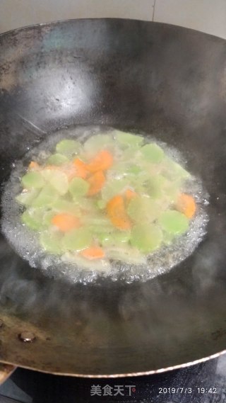 鸡胸肉炒窝笋的做法步骤：2