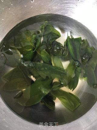蹄膀冬瓜海带汤的做法步骤：3