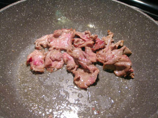 黄瓜蒜叶炒牛肉的做法步骤：3