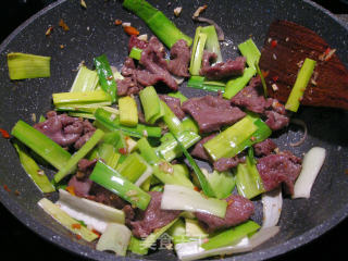 黄瓜蒜叶炒牛肉的做法步骤：5
