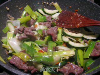黄瓜蒜叶炒牛肉的做法步骤：6