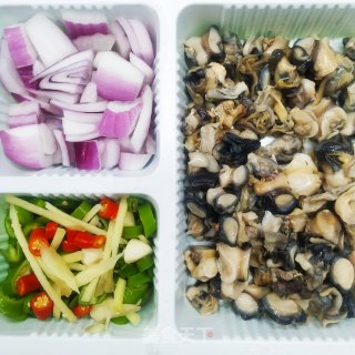 办公室美食时光～香辣田螺肉的做法步骤：1
