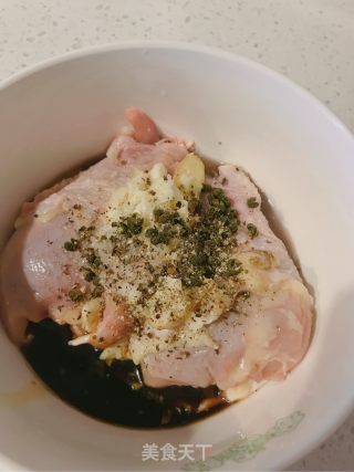 藤椒去骨烤鸡腿的做法步骤：2