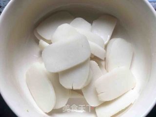 油泼年糕的做法步骤：1