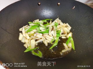 青椒嫩姜炒牛肉的做法步骤：2